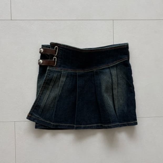 buckle mini skirt