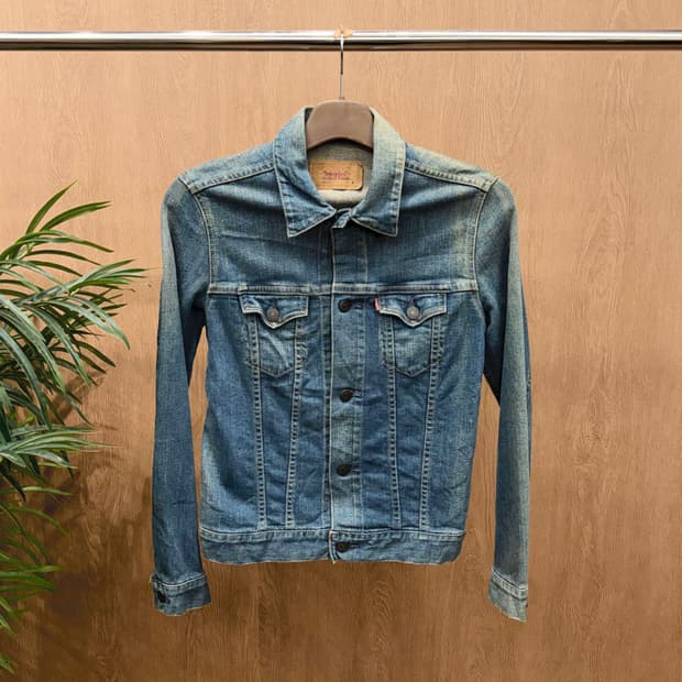 리바이스 데님 자켓 플랩 포켓 레드 로고 탭 디테일 슬림핏 인디고 블루