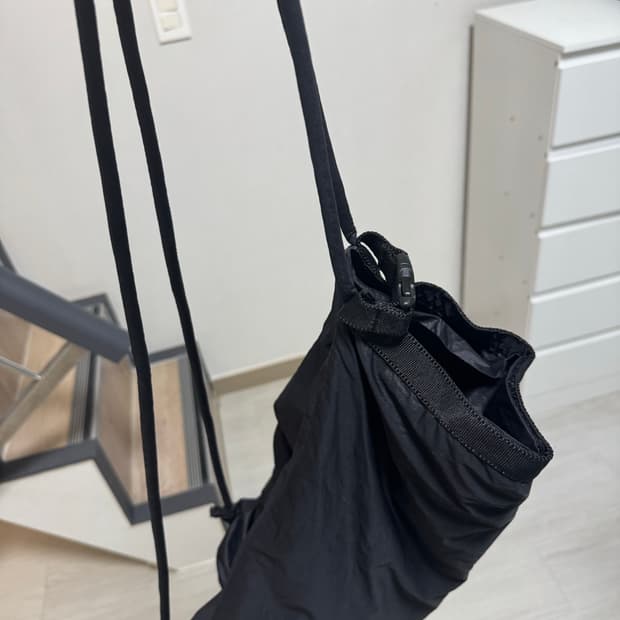 아모멘토 패디드 백