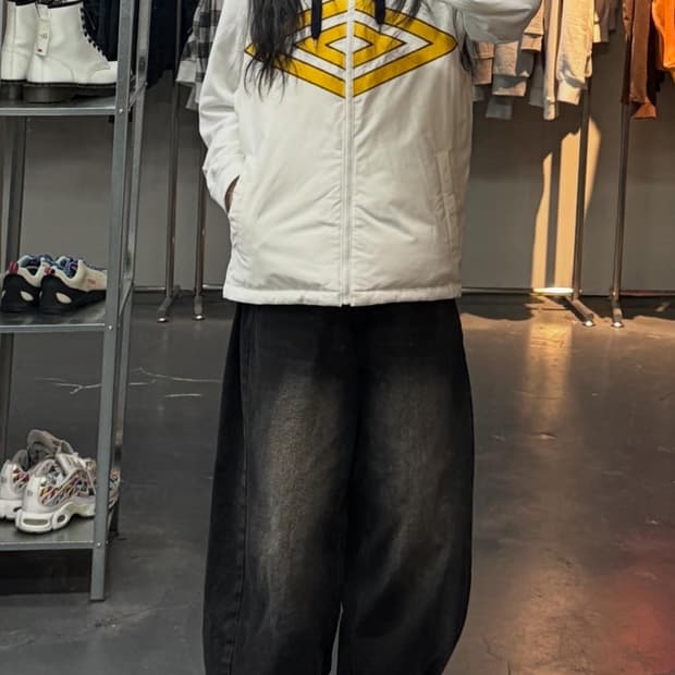 엄브로 빅로고 화이트 패딩 베스트 A3355