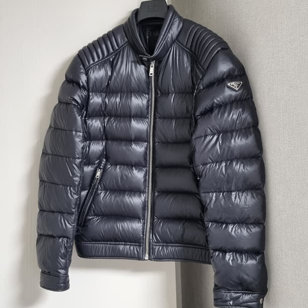 프라다 바이커 패딩 시즌오프 특가