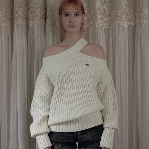 보헤미안서울 넥 컷아웃 루즈핏 니트