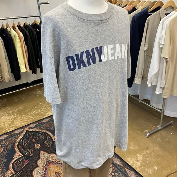 DKNY 빅로고 반팔티