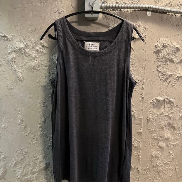 42 메종 마르지엘라 MARGIELA 슬리브리스 탱크탑 차콜