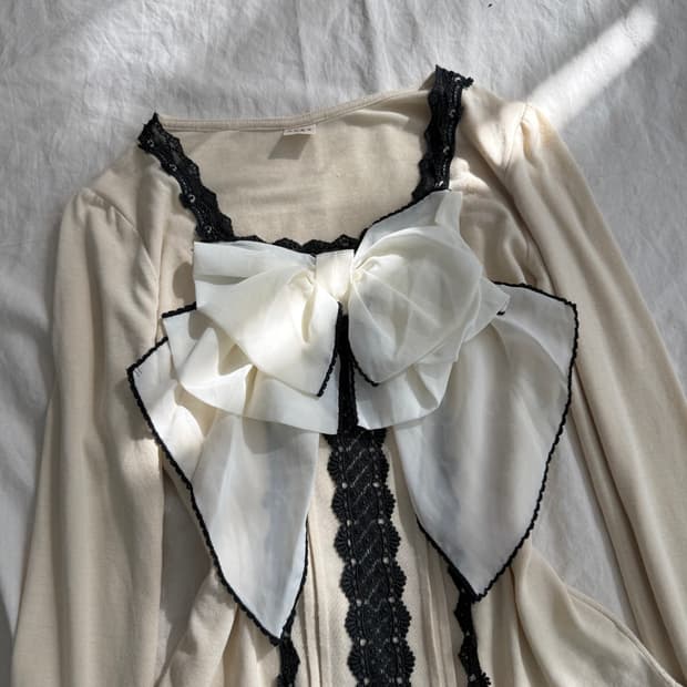 엑시즈팜 옐로우베이지 로걀 왕리본 블라우스 탑