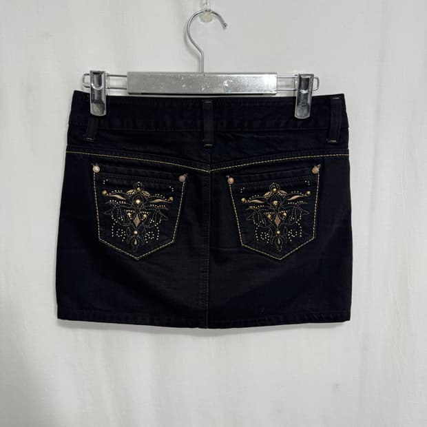 Black detail mini skirt