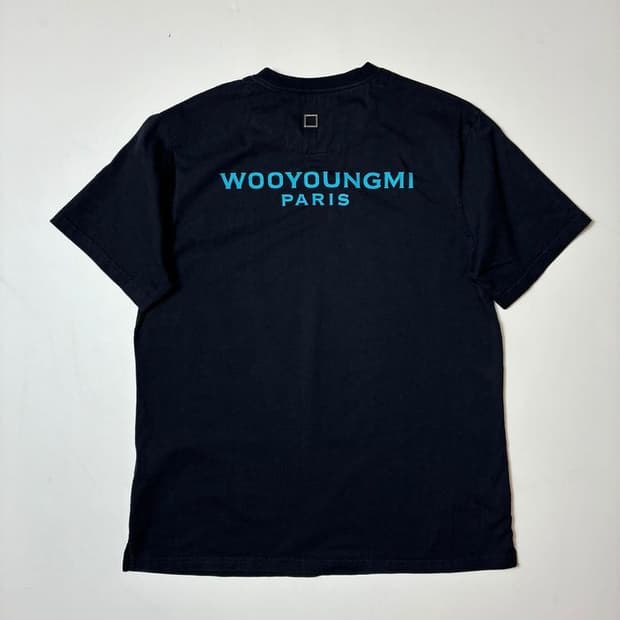 우영미 22FW 백로고 반팔 티셔츠 PN9578