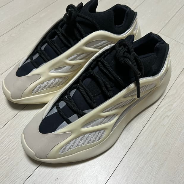 아디다스 이지 700 V3 아자엘 265