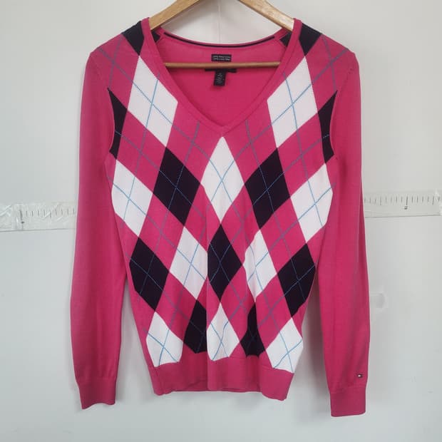 타미힐피거 핑크 아가일 V넥 니트