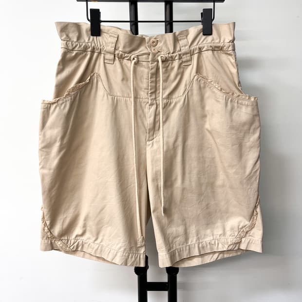 츠모리 치사토 베이지 사이드 레이스 쇼츠