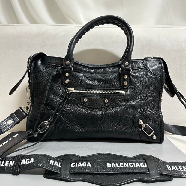 [A+ 정품] 발렌시아가 로고스트랩 시티 모터백 스몰 블랙