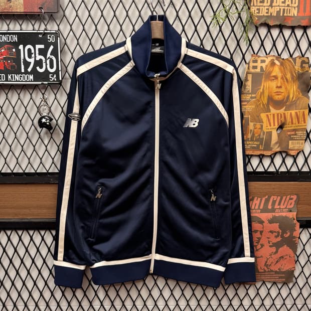 뉴발란스 클래식 트랙 자켓 전면 로고 포인트 네이비 화이트