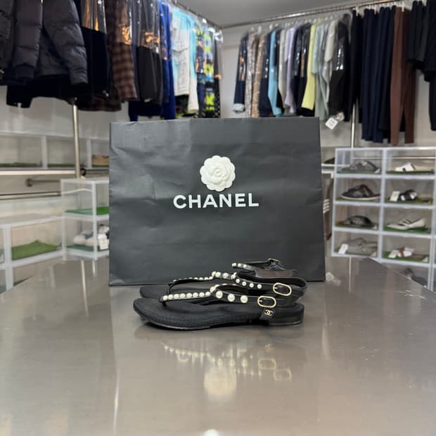 [리오브] 샤넬 CC 로고 레더 진주 더블 스트랩 샌들 슬리퍼