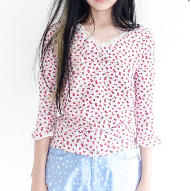 샵페어리 little strawberry lace top (ivory)
