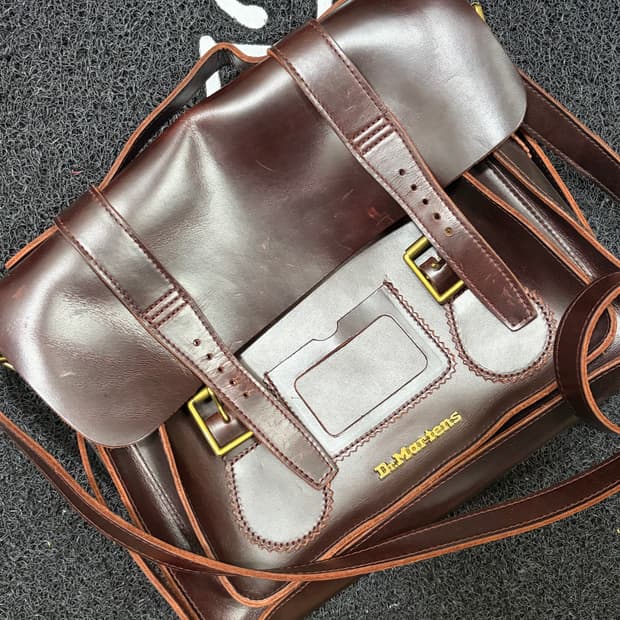 닥터마틴 사첼백 13인치 브라운