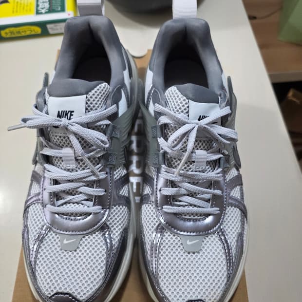 나이키 V2K 런 퓨어 플래티넘 울프그레이