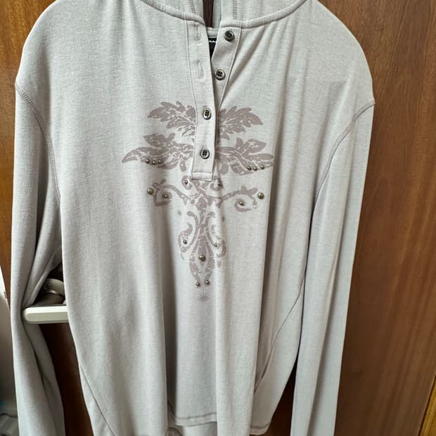 아캄 Studded Leaf Hooded Long Sleeve 베이지 2