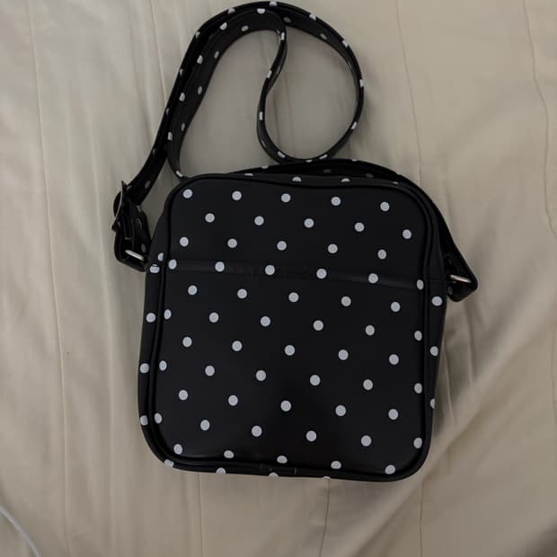 꼼데가르송 걸 도트 크로스백 검정