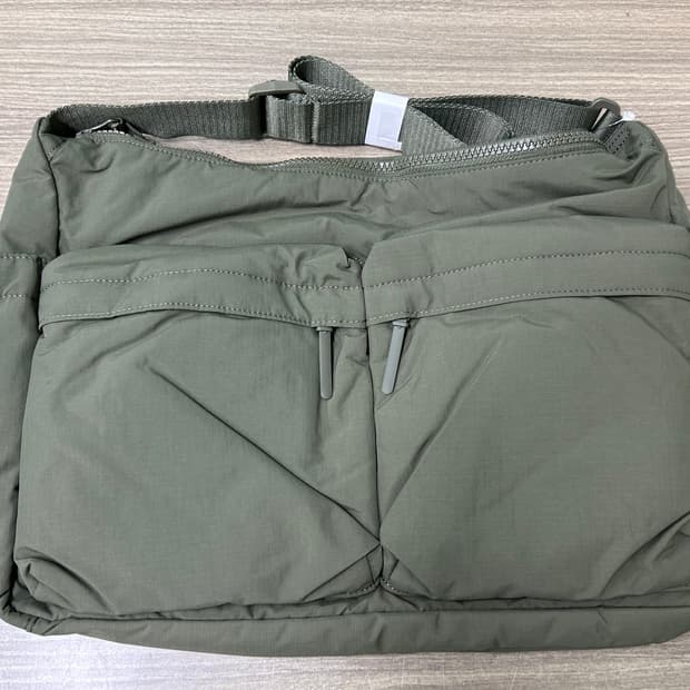 유니클로 멀티 포켓 숄더백 올리브