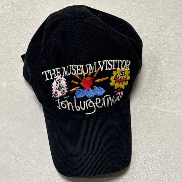더뮤지엄비지터 존버거맨 볼캡