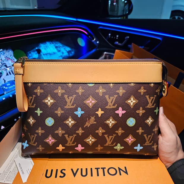 루이비통 타일러x퍼렐 강아지 초콜렛 포쉐트 클러치백