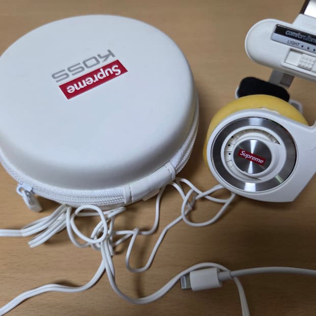 슈프림 x 코스 포타프로 헤드폰 화이트