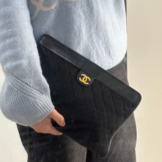 샤넬 블랙 금장 퀼팅 클러치백