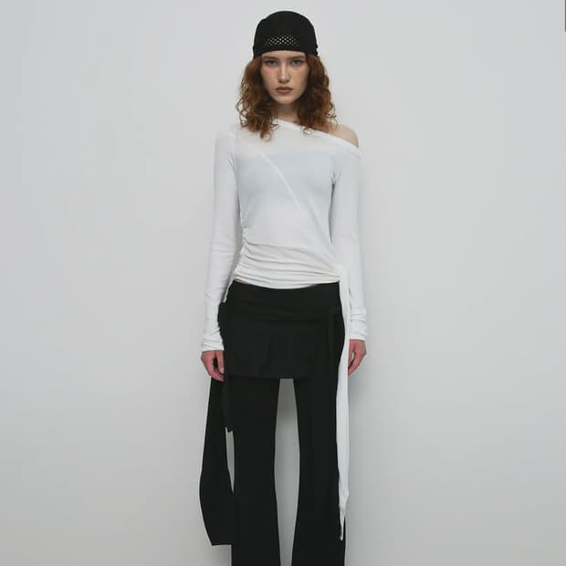 샌드릭 ONE SHOULDER UNBALANCED STRAP T-SHIR
