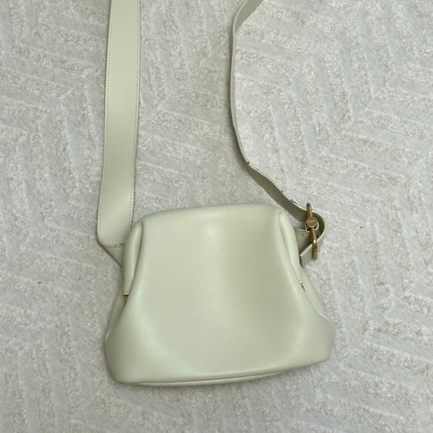 오소이 크로스백 크림색