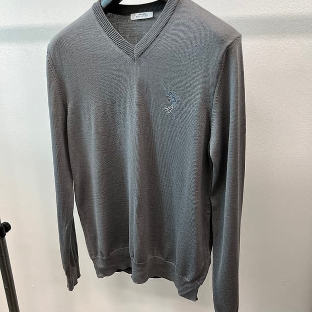 100) 베르사체 메두사 브이넥 니트 