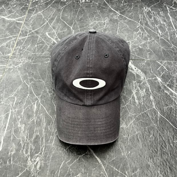 오클리 리믹스 대드 햇 블랙아웃