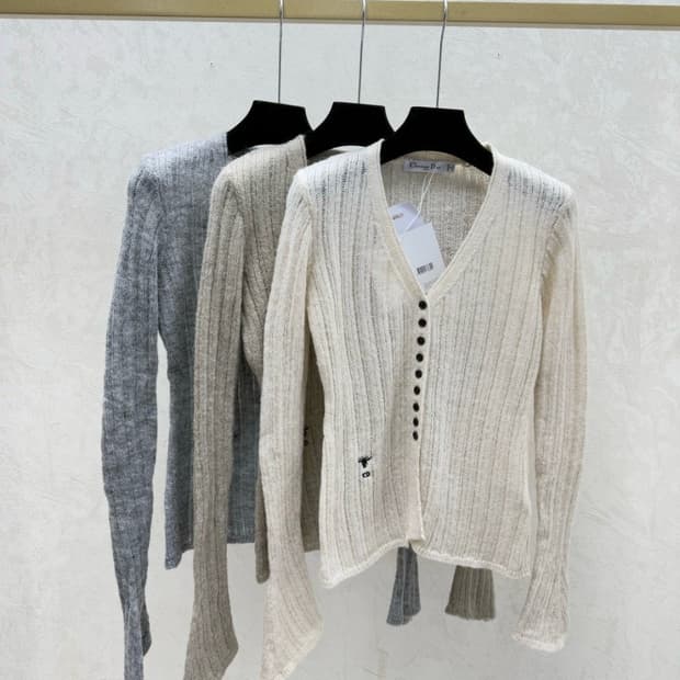 
26SS 디올 콩단추 브이넥니트가디건