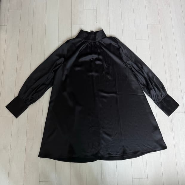 블랙 새틴 하이넥 미디드레스