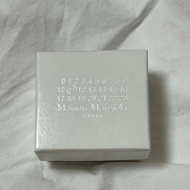 메종마르지엘라 로고링