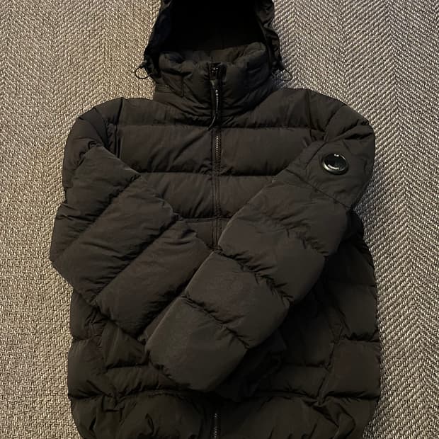 cp컴퍼니 에코크롬 R 다운 자켓 패딩