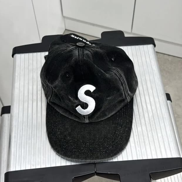 슈프림 피그먼트 코티드 S로고 6패널 블랙 모자