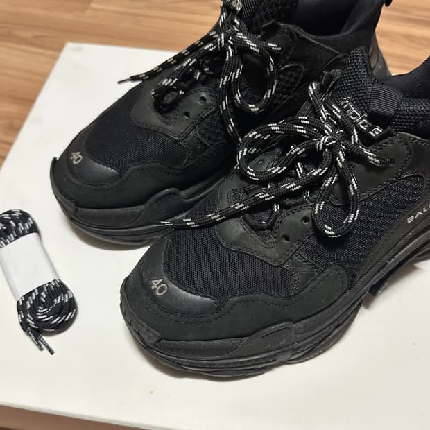 Balenciaga triple s black