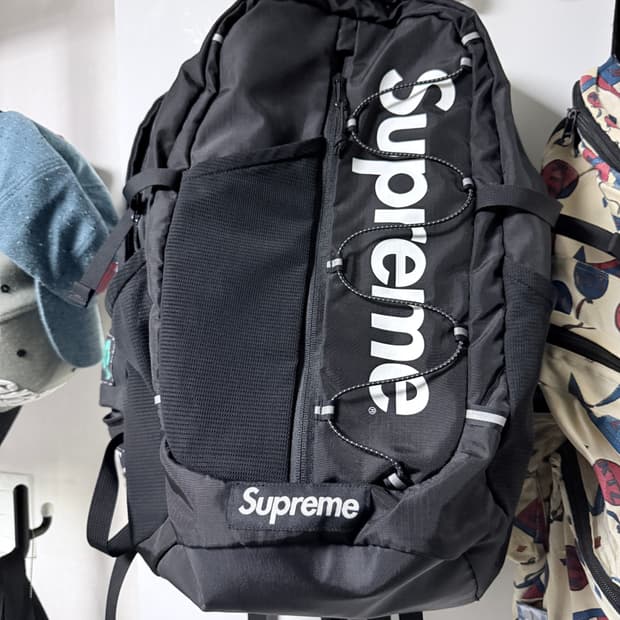 슈프림 백팩. 