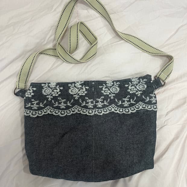 모리걸 레이스 차콜 그레이 크로스백