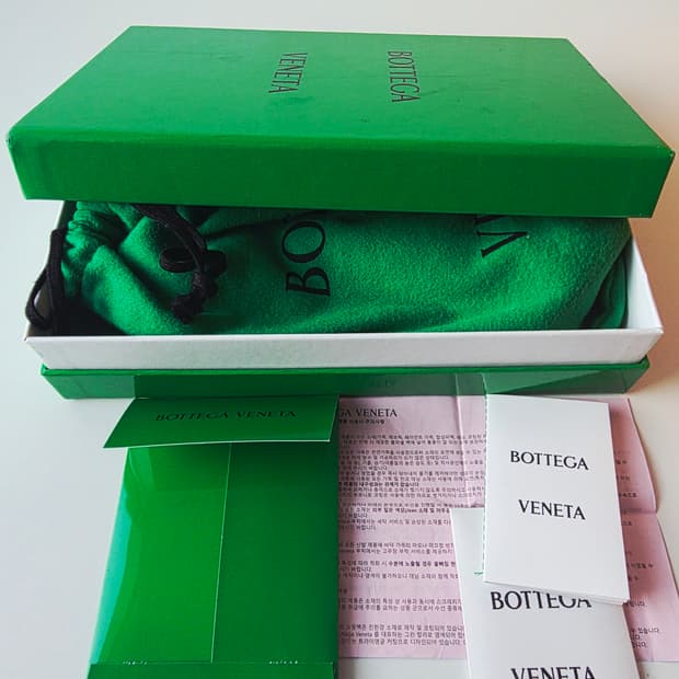 보테가베네타 패딩 미니 카세트백