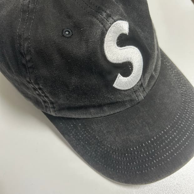 슈프림 6패널 블랙 볼캡 25ss