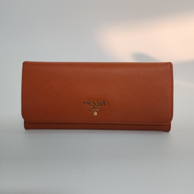 상태최상 프라다 메탈 로고 사피아노 장지갑 다크오렌지