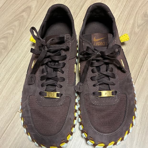 자크뮈스x나이키 포스 260 브라운.