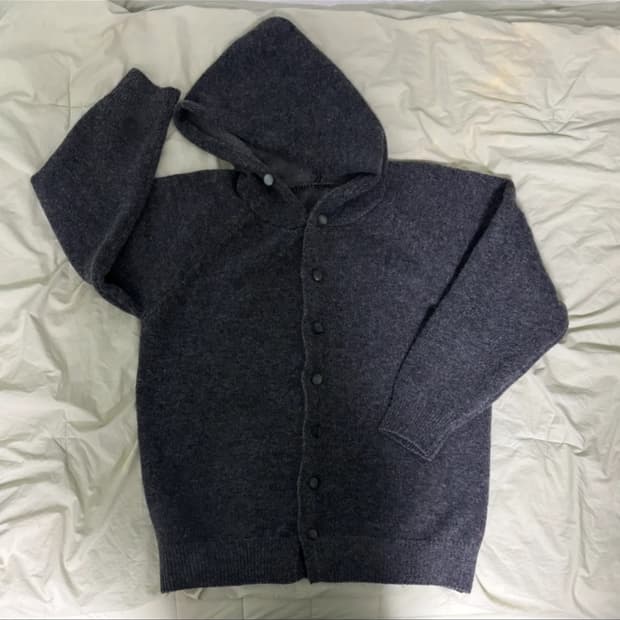 버튼 후드 니트 가디건 차콜 그레이