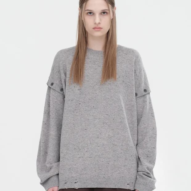 밀로 우먼 버튼 데미지 니트 탑