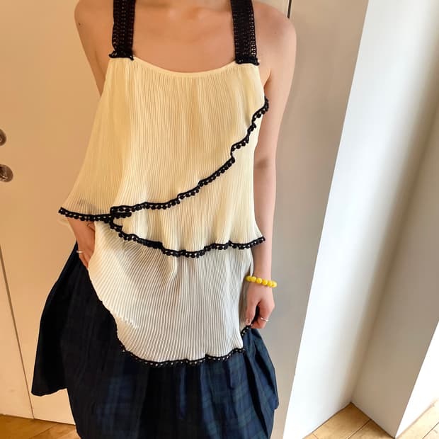Pleats sleeveless