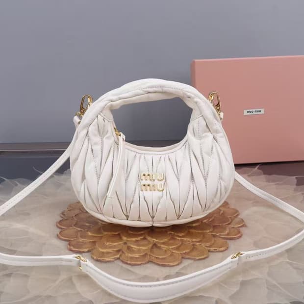 미우 미우 완더 마테라쎄 나파 가죽 호보 미니백 화이트