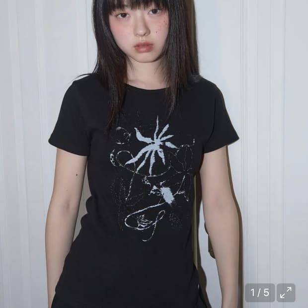 팬시클럽 백 슬릿 버튼 티 (BLACK) F25QB126