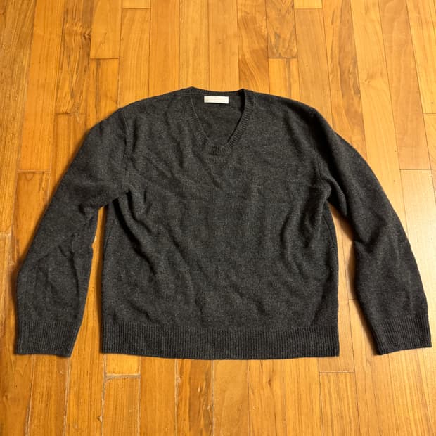 아이엘 브이넥 니트 차콜 그레이
