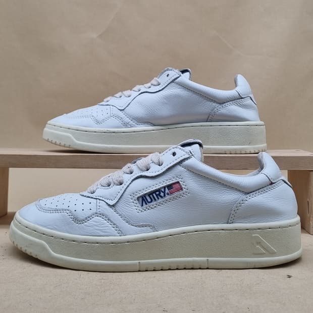 오트리 메달리스트 여성 스니커즈 38 240